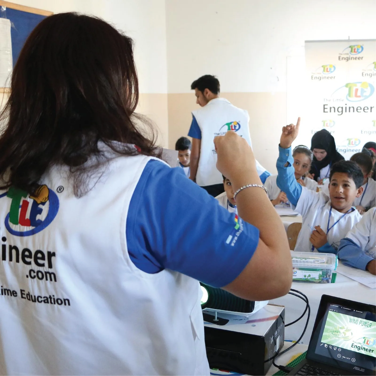 A Little Engineer instructor leading a full classroom session